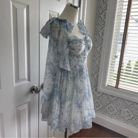 Petal and Pup Blue White Floral Coquette Lite Fabric Summer Dress Size M - Picture 6 of 16